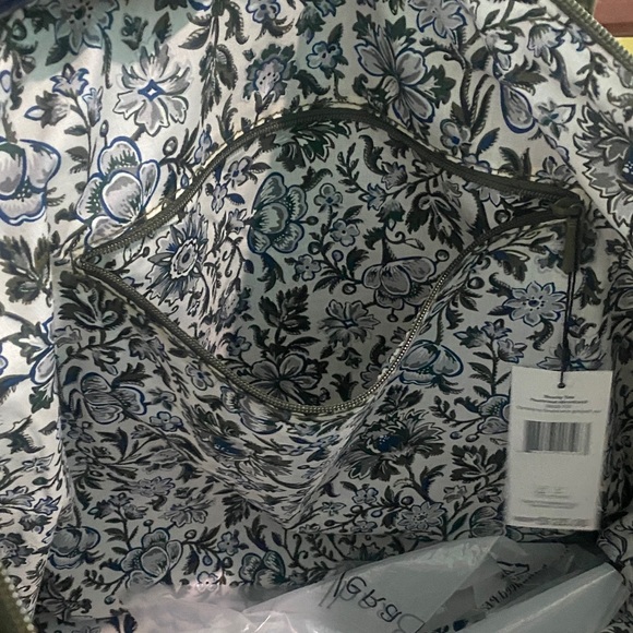 Vera Bradley Slouchy Tote in “Climbing Ivy Green” - Picture 8 of 9